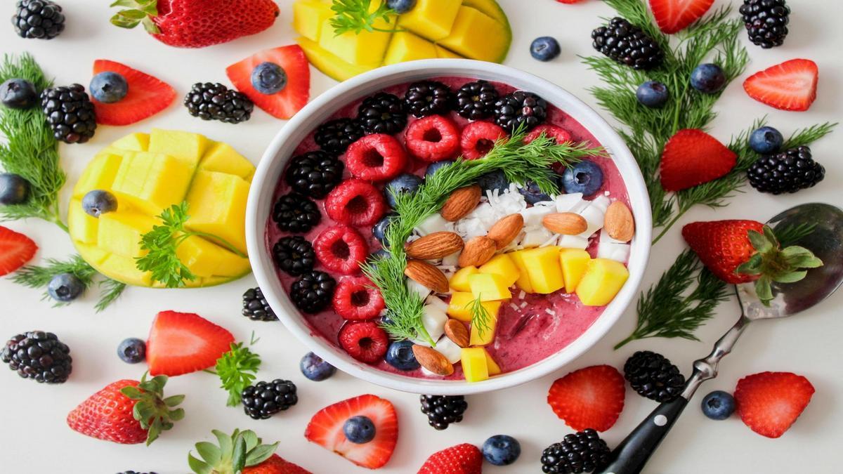 Preparare smoothie bowl per colazioni nutrienti