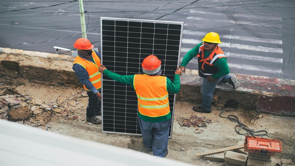 Tecniche per la manutenzione di pannelli solari domestici per massimizzare l’efficienza