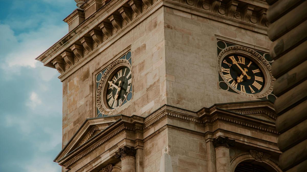 Tendenze di orologi da parete grandi per decorazioni focali in cucine spaziose